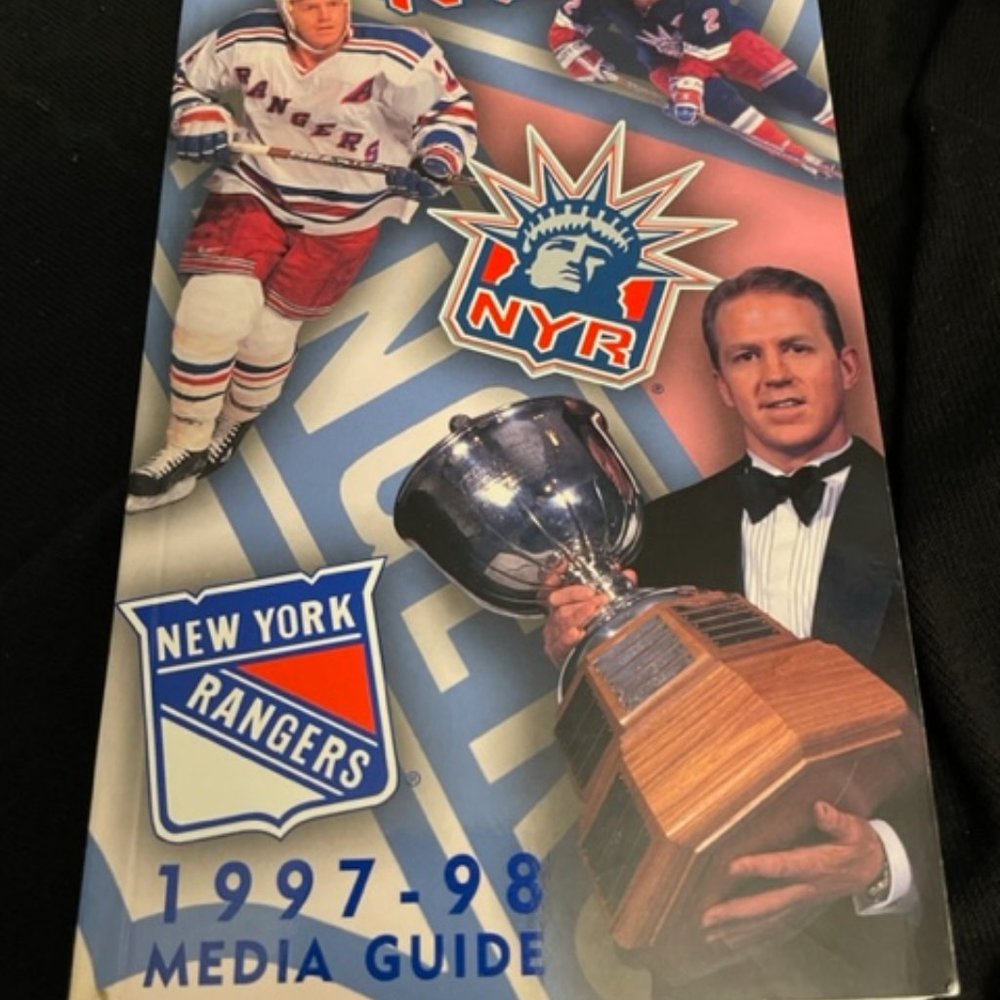 NY Rangers Media Guide 1997-1998 Brian Leetch Cover   Tom Seaver Ad on back EUC
